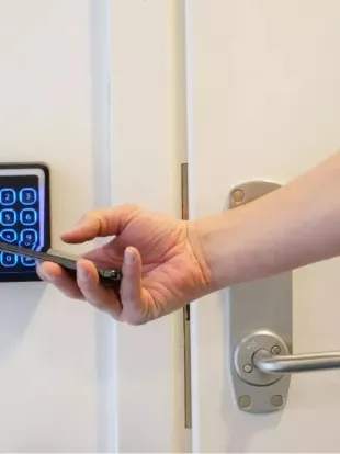 Ouverture d'une porte avec un code digital et un smartphone